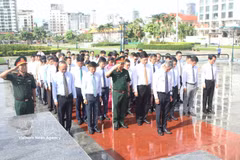 7月27日，越南驻柬埔寨大使馆在金边柬越友谊纪念碑敬献花圈、上香缅怀各位英雄烈士。图自越通社
