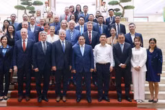 范明政总理与美国—东盟商务理事会企业代表团合影。图自越通社