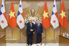 越南国会主席陈青敏会见巴拿马总统何塞·劳尔·穆利诺