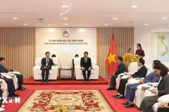 平阳省人民委员会主席武文明会见了来访的韩国全球创新研究协会主席、韩国前国会议长金振杓一行。图自越通社