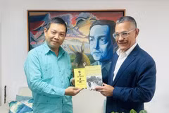 武中美大使向比列加斯部长赠送了《狱中日记》《胡志明军事思想》等胡志明主席重要著作。图自越通社