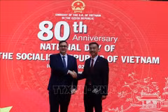 越南驻捷克大使杨怀南与捷克外交部长扬·利帕夫斯基。图自越通社