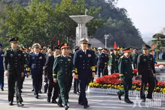 越南国防部部长潘文江大将与中国国防部部长董军上将共同主持本次交流框架下的系列活动。图自越通社