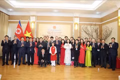 越共中央总书记苏林一行与越南驻朝鲜大使馆工作人员合影。图自越通社