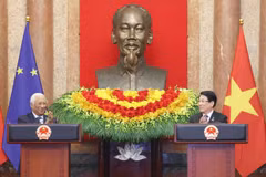 越南国家主席梁强与欧洲理事会主席安东尼奥·科斯塔会见记者。图自越通社