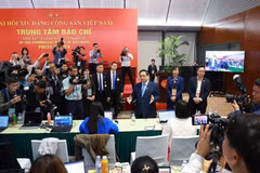 范明政总理看望慰问奋战在一线的新闻工作者。图自越通社