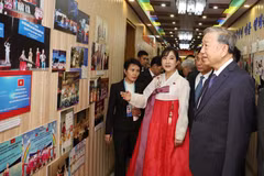 苏林总书记参观朝鲜江山幼儿园。图自越通社