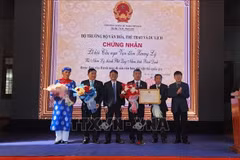 “昌里万潭求鱼节”国家非物质文化遗产证书授证仪式场景。图自越通社