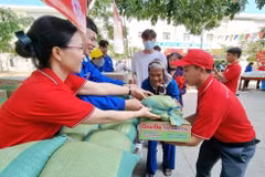 宁顺省红十字会工作人员在爱心集市协助老年人和弱势群体搬运货物。图自越通社