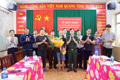 巴地头顿省向中国驻胡志明市总领事馆移交5名海上遇险中国船员。图自越通社