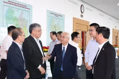 平阳省人民委员会主席武文明同与会代表讨论。图自越通社