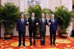 中国、老挝、缅甸和泰国外长合影。图自越通社