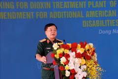 越南战后炸弹地雷及化学毒剂处理国家指导委员会常设机构主任黄春战上将发言。图自越通社