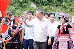 越共中央总书记、国家主席苏林率团出席山罗省云湖乡龙良全民保卫祖国安全日活动。图自越通社