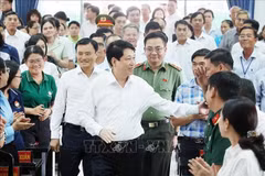 越南国家主席梁强同古芝和旭门两县选民进行接触交流。图自越通社