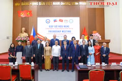 与会代表合影。图自时代报