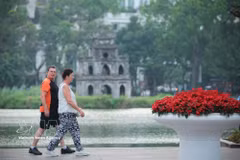 外国游客在还剑湖畔漫步。图自越通社