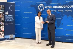 越南驻美国大使阮国勇代表越南接受了在同等收入水平国家组中人力资本扩展指数表现最佳国家的称号。图自越通社