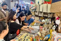 游客参观滨城集市。图自《西贡解放报》