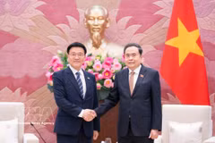 越南国会主席陈青敏（右）与韩国Kimhakmin E-roun经济研究院院长金学敏。图自越通社