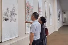 游客参观题为“山水同源，文明共生” 的漓江画派中国画精品东盟国家巡展（越南站）。图自越通社