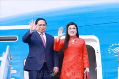 越南政府总理范明政及夫人在内排机场。图自越通社
