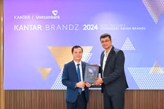 Vietcombank副总经理黎黄松（左）接收证书。图自Vietnam+