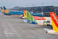 越南航空公司飞机停靠在内排国际机场。图自vietnamplus