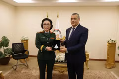 越南国防工业局副主任潘氏怀云少将与埃及军事生产国务部长穆罕默德·萨拉赫·埃尔丁·穆斯塔法。图自越通社