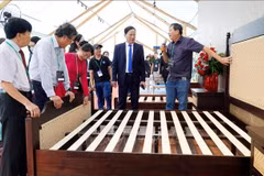 平定省领导参观展位。图自越通社