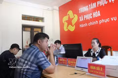 人们来到福和乡公共行政服务中心办理行政手续。图自越通社