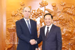 越共中央宣教与民运部长郑文决会见古巴驻越南大使罗赫利奥·波兰科·富恩特斯。图自越通社