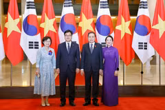 越南国会主席陈青敏夫妇与韩国国会议长禹元植夫妇合影。图自越通社