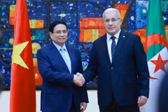 越南政府总理范明政会见阿尔及利亚国民议会议长易卜拉欣·布加利。图自越通社