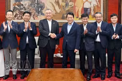 双方代表合影。图自越通社