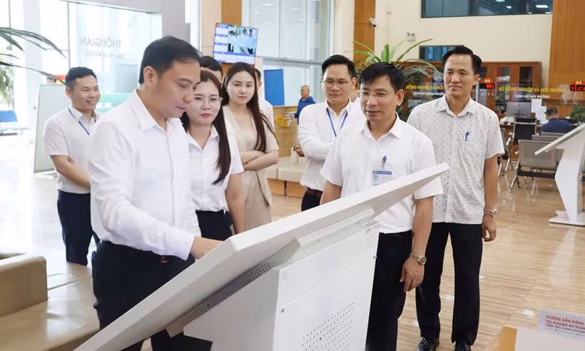 北宁市人民委员会副主席陶清长视察市行政公务服务中心开展"人民助手"应用沙盒试点的情况。图：bacninhtv.vn