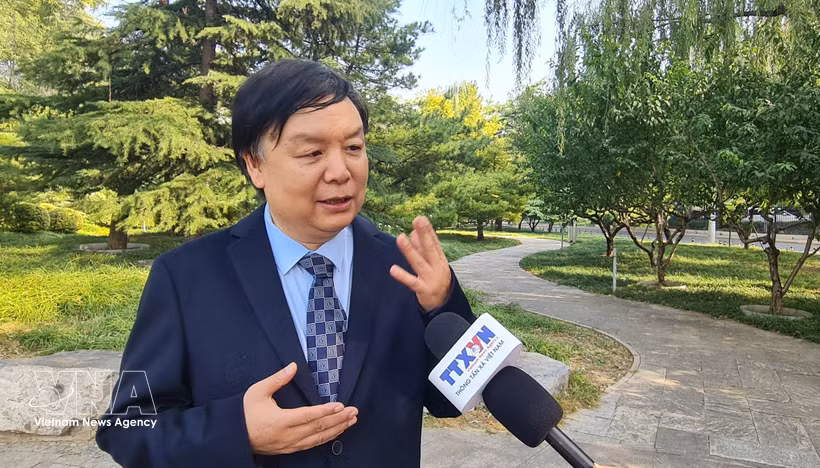 北京外国语大学东南亚研究中心主任米良教授在越南国会主席陈青敏访华前夕接受越通社驻京记者的采访。图自越通社