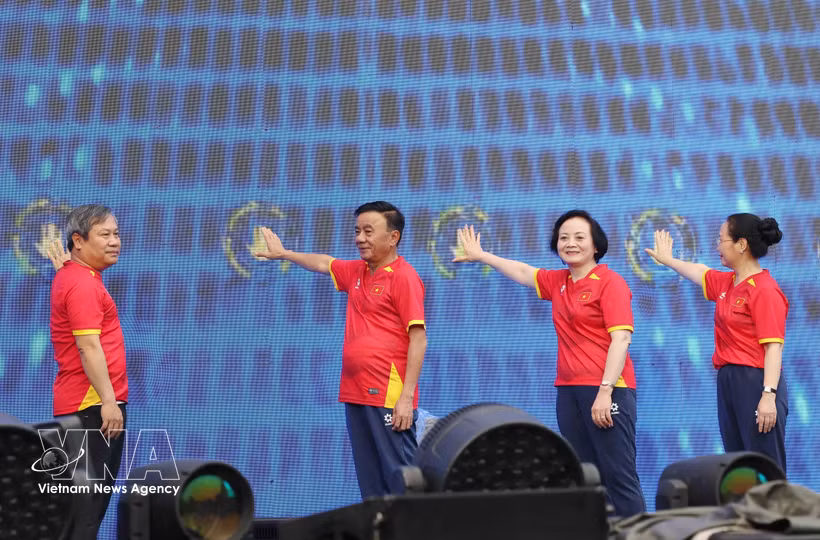 越共中央书记处常务书记陈锦秀（左二）、政府副总理范氏清茶（左三）与各位代表共同启动全国运动“每位公民至少锻炼一项体育运动”。图自越通社