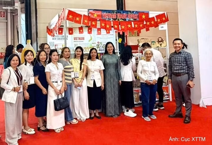越南企业在2026年2026年伊斯坦布尔Foodist展览会框架内的越南展位推介产品。（贸促局供图）