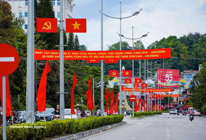 党旗、国旗以及横幅、标语在奠边府坊各街道营造了热烈喜庆的氛围。图自越通社