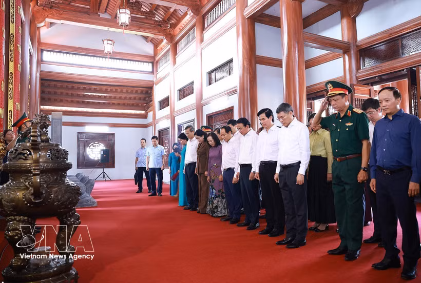 在庄严肃穆、虔诚感恩的氛围中，黎明兴和工作代表团默哀一分钟，缅怀长眠于谅山省烈士陵园的英雄烈士们——他们为祖国的独立、自由和人民的幸福奉献了青春和热血。图自越通社
