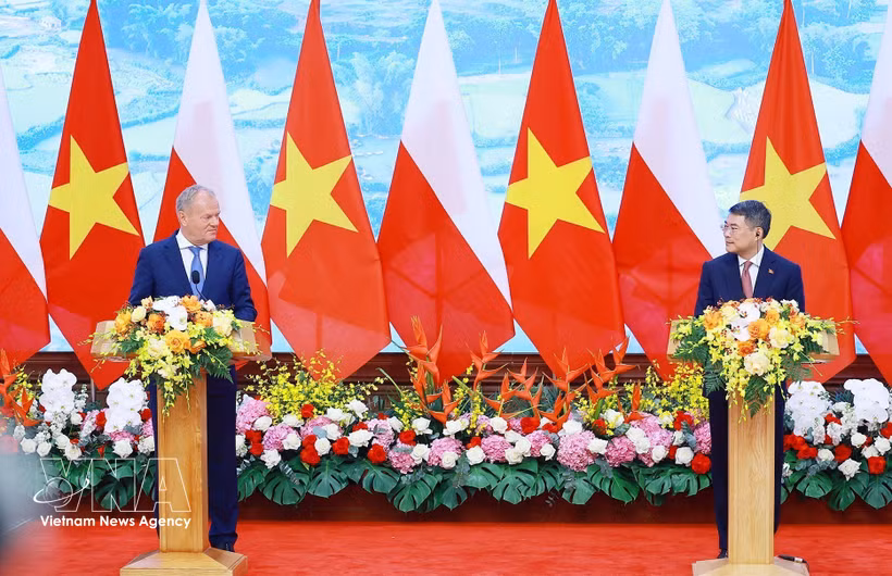 越南政府总理黎明兴与波兰总理唐纳德·图斯克在会谈结束后，在政府驻地共同会见记者。图自越通社