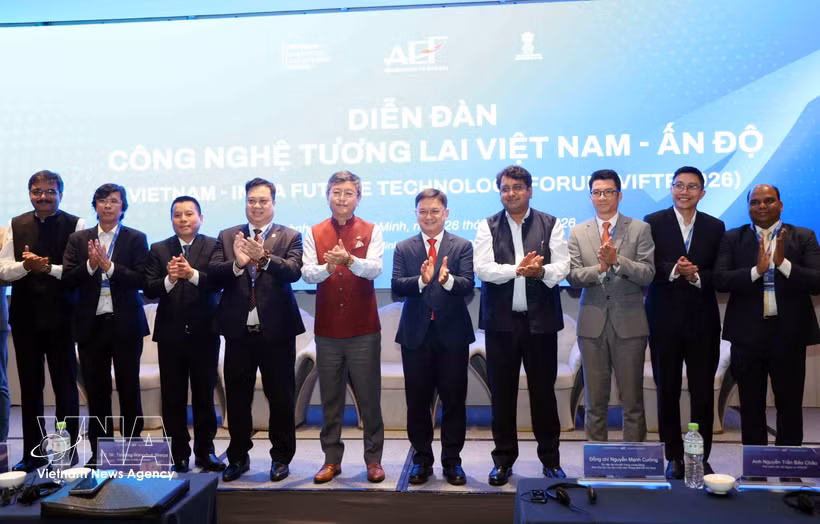 出席越印未来技术论坛的双方代表合影。图自越通社