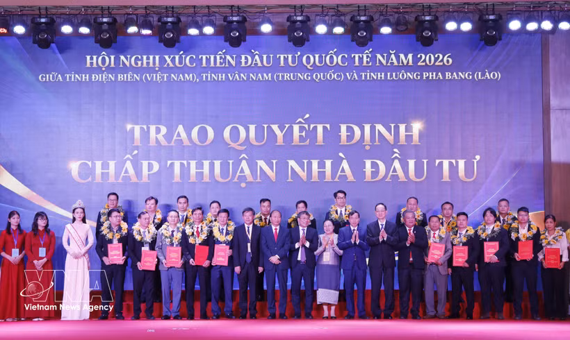 会议的值得关注成果之一是向20家投资商颁发投资者批准决定。图自越通社