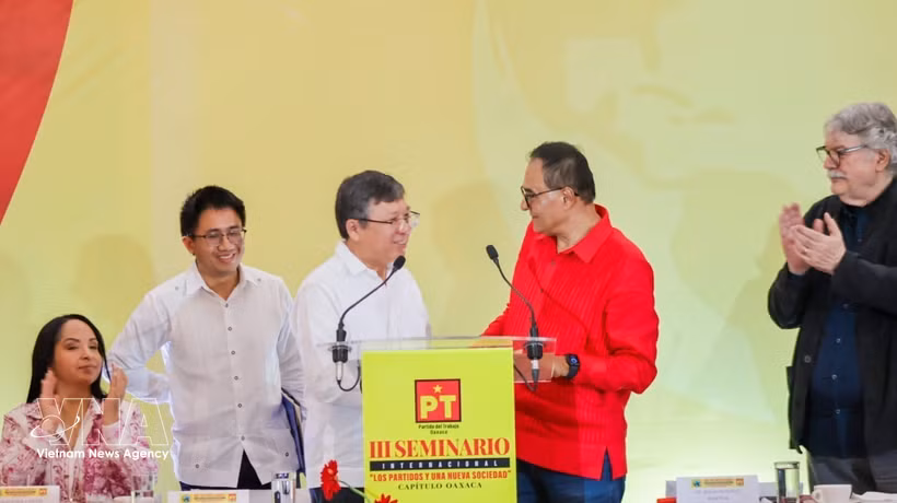 墨西哥劳动党中央政治局委员、劳动党瓦哈卡州协调员本哈明·罗夫莱斯·蒙托亚在阮文海大使发表讲话后表示祝贺。图：越南驻墨西哥大使馆/越通社发