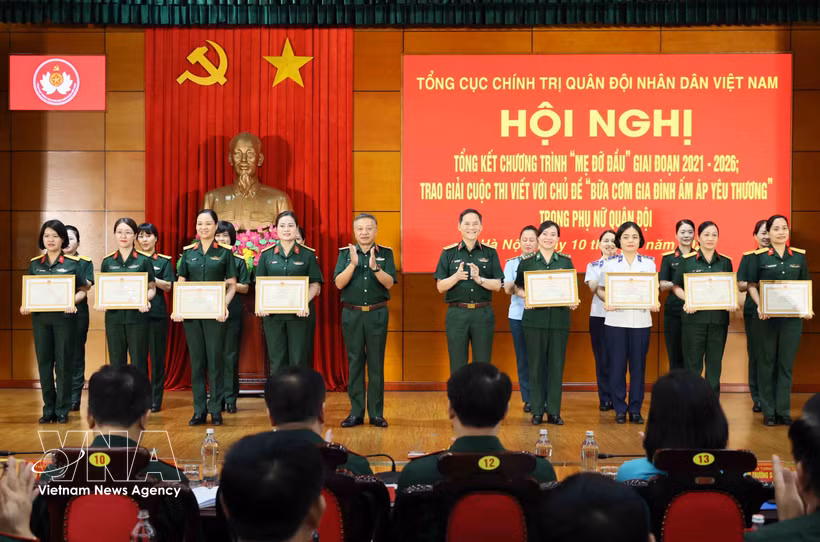 越南人民军总政治局副主任黎光明上将与越南人民军副总参谋长范长山上将向各集体和个人颁发奖励。图自越通社