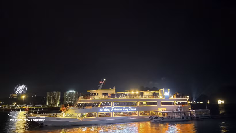 现代化游船船队的奢华典雅空间，助力提升游客在下龙湾的尊贵体验。图自越通社