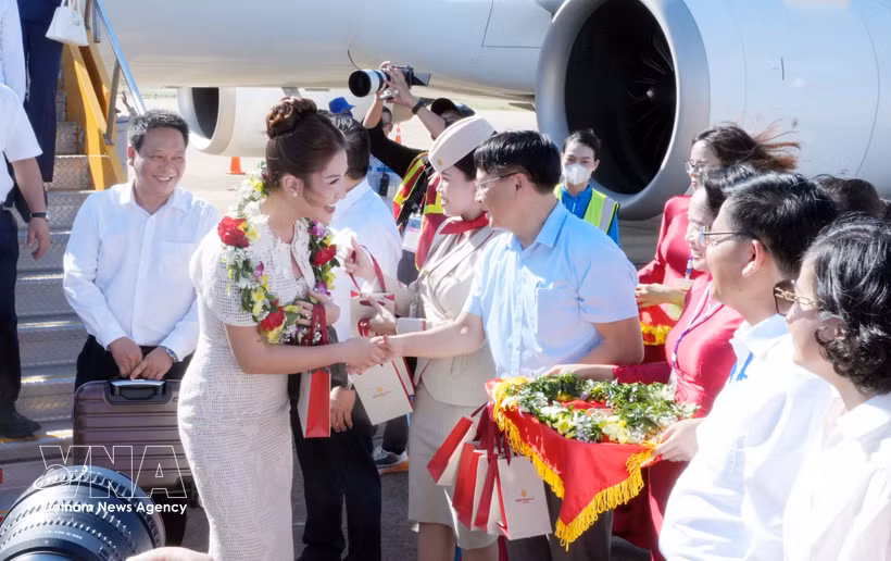 广治省领导向搭乘金兰—同海航班的旅客送花表示欢迎。图自越通社