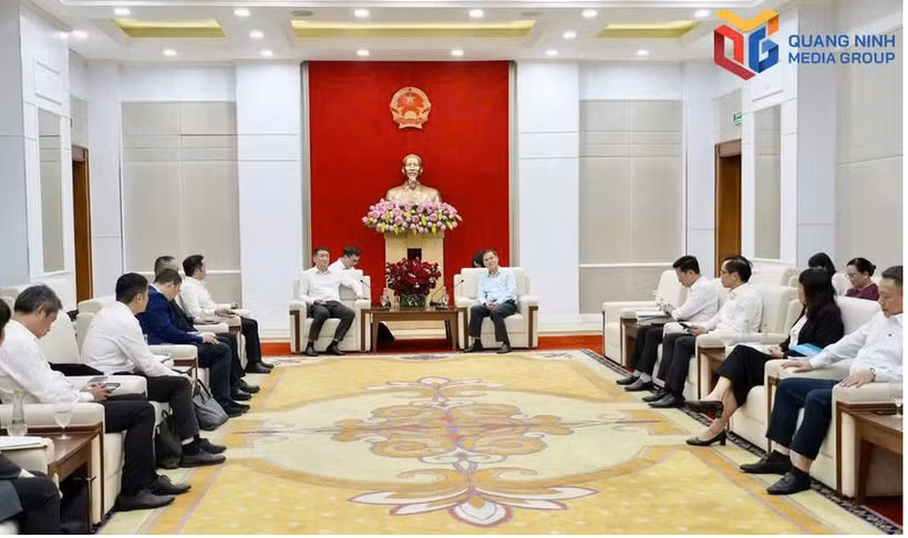 广宁市人民委员会主席裴文康与中国广西壮族自治区人民政府副秘书长、自治区大数据发展局局长赵志刚一行举行工作会谈。图自baoquangninh.vn
