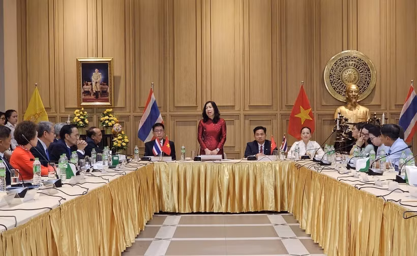 越南外交部副部长黎氏秋恒在泰国东北部乌隆府与当地越南人社群交流。越通社发